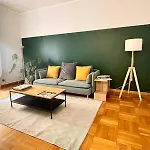 Downtown Milan Chic Apartment - Quiet Retreat With Free Wifi & Air Conditioning