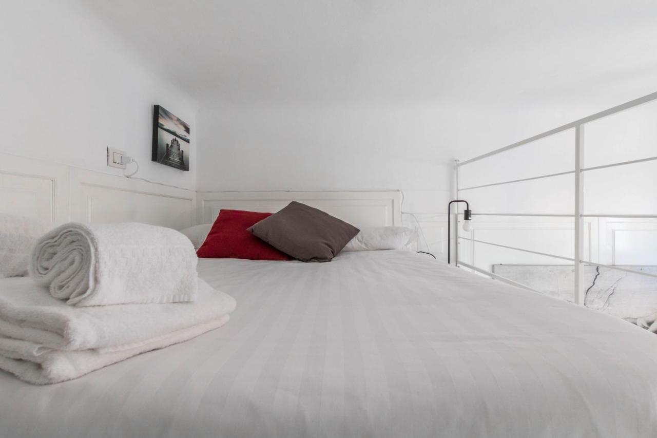 Apartment Joivy Lovely For 2 With Balcony Near Duomo Milan