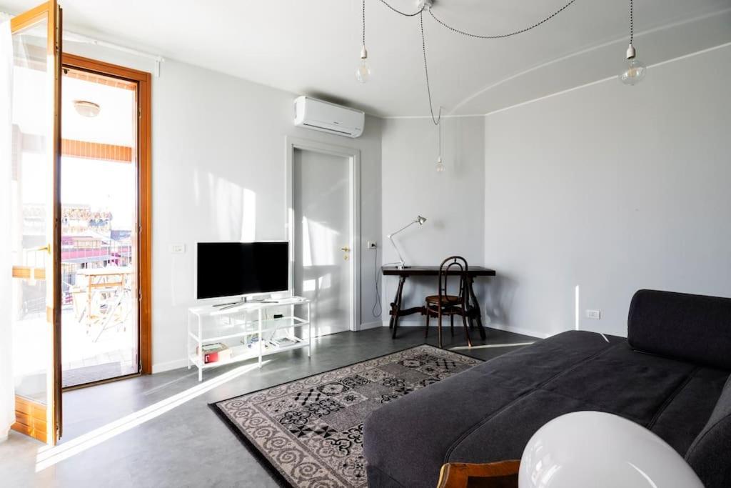 Black & White Flat In Naviglio/ Porta Genova *