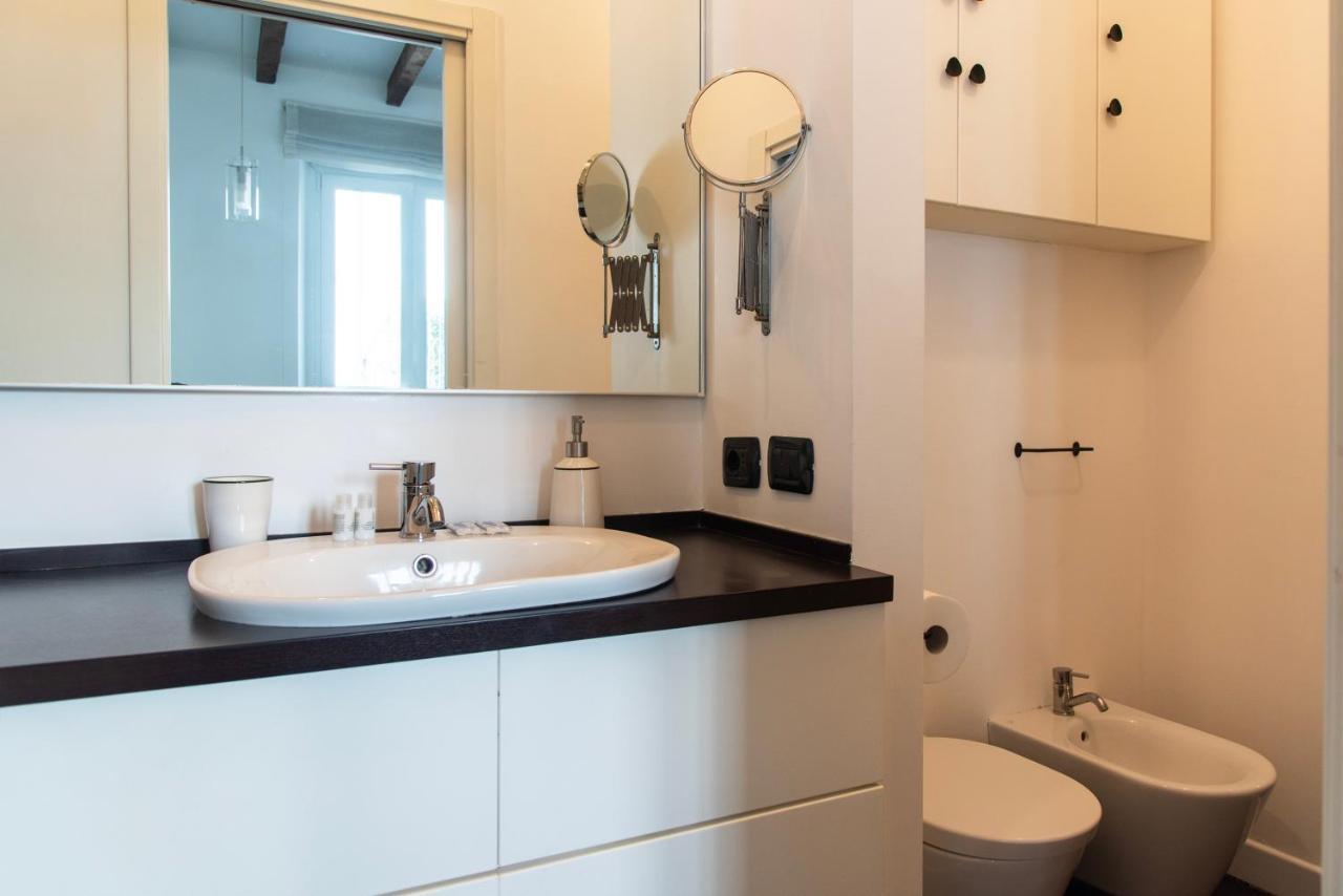 Youhosty - Charming 2-bed Flat With Terrace, Navigli & Duomo * Milano