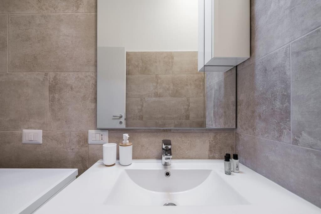 Linate Airport Elegant Suite,tram 1 Minute Away Apartment Milan