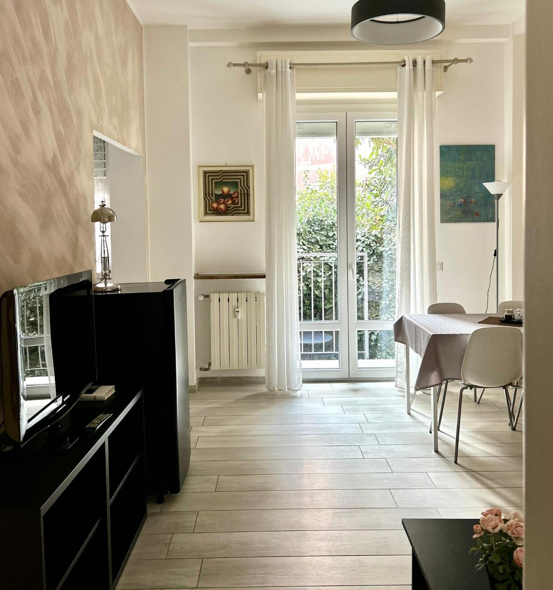 Lovely 2 With Small Garden Apartment Milan