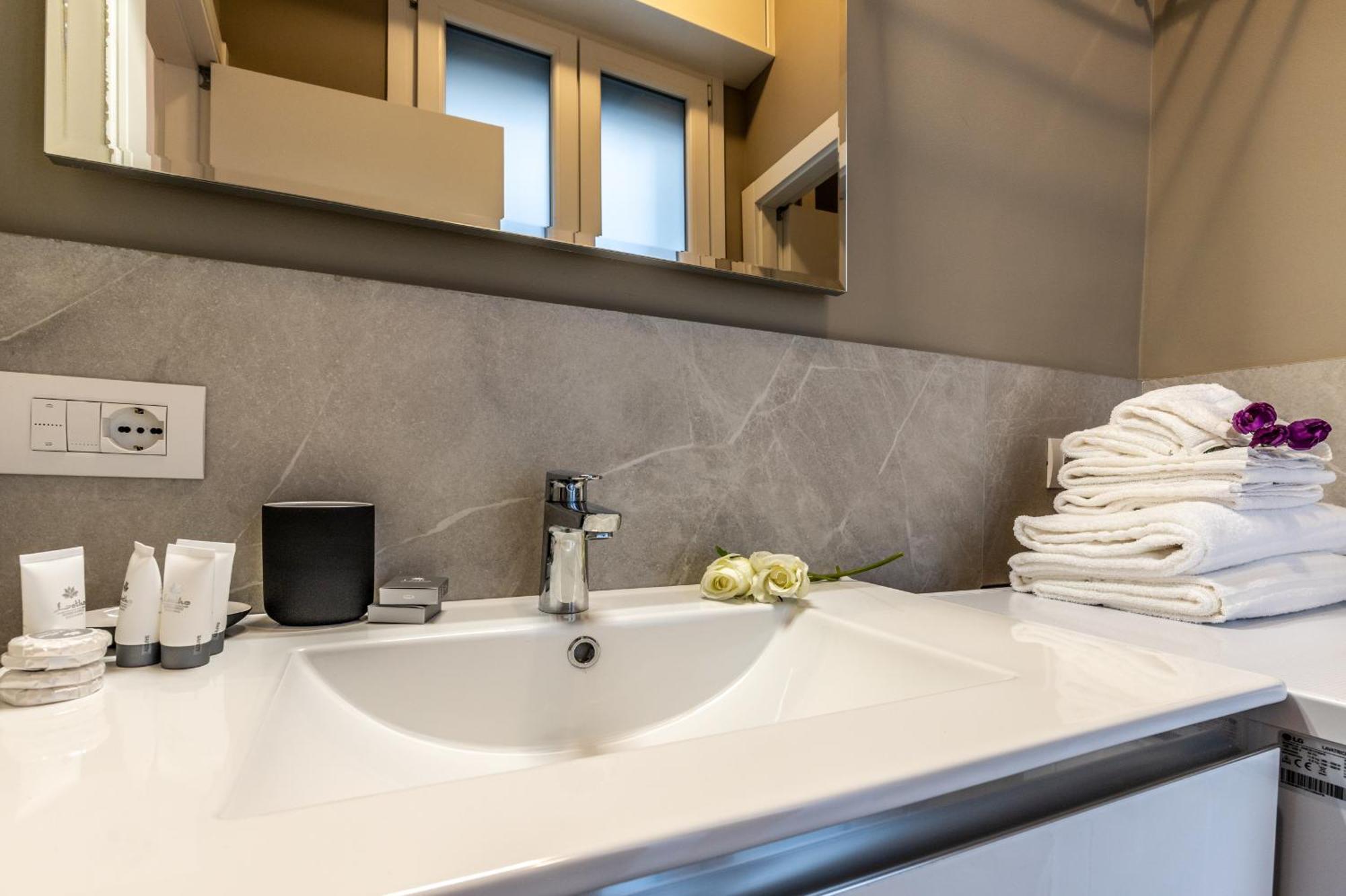 Stayeasy Quadronno33 - 3 Bedrooms, 2 Baths - Duomo Walking Distance Apartment *