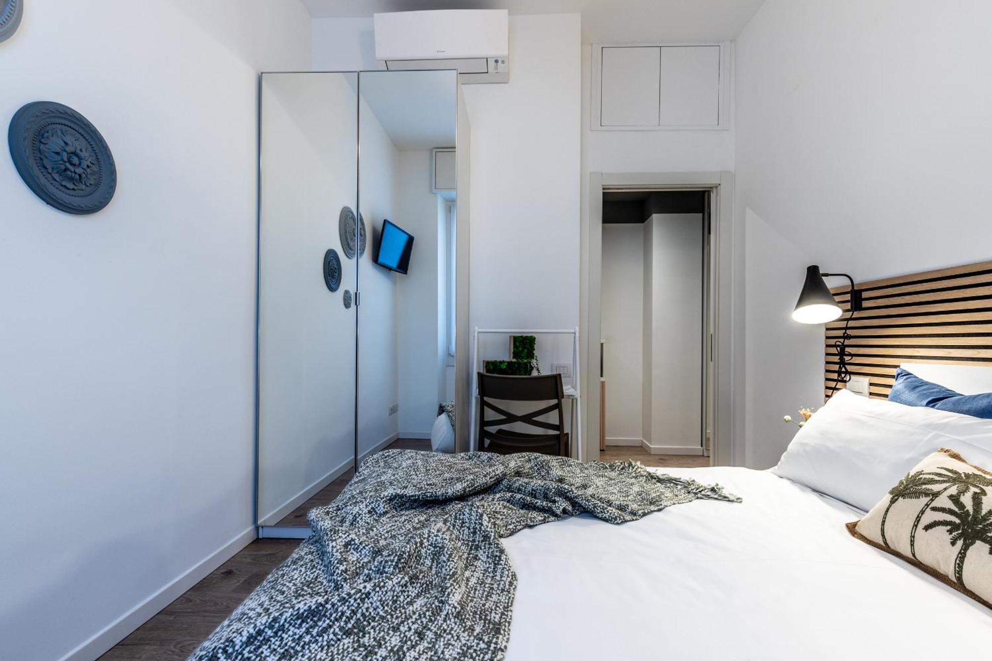 Stayeasy Quadronno33 - 3 Bedrooms, 2 Baths - Duomo Walking Distance Milan