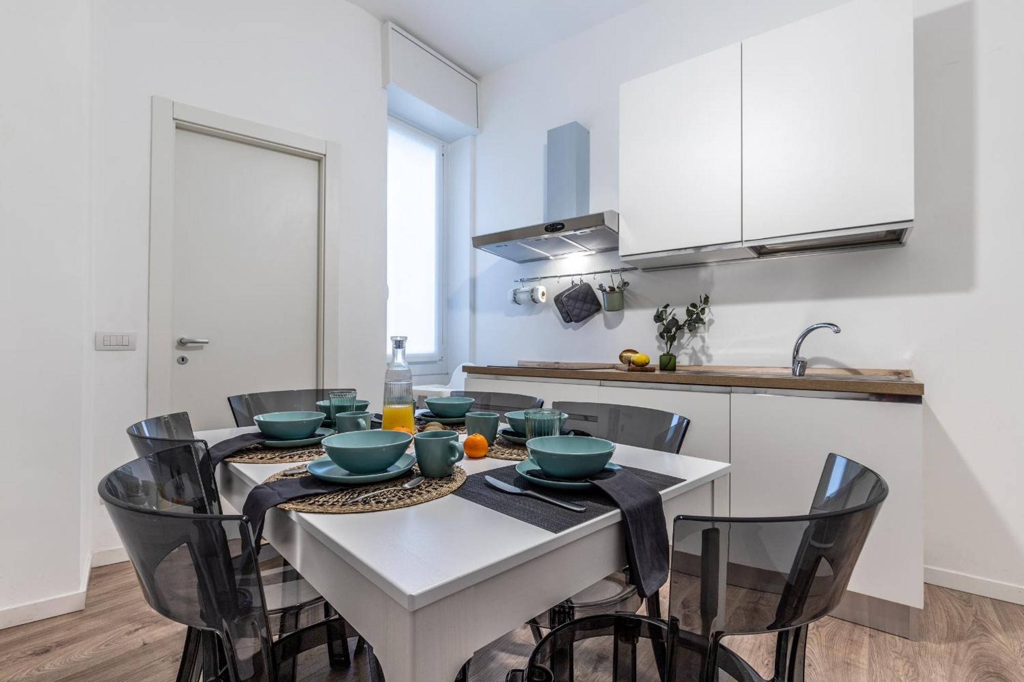 Stayeasy Quadronno33 - 3 Bedrooms, 2 Baths - Duomo Walking Distance Apartment Milan