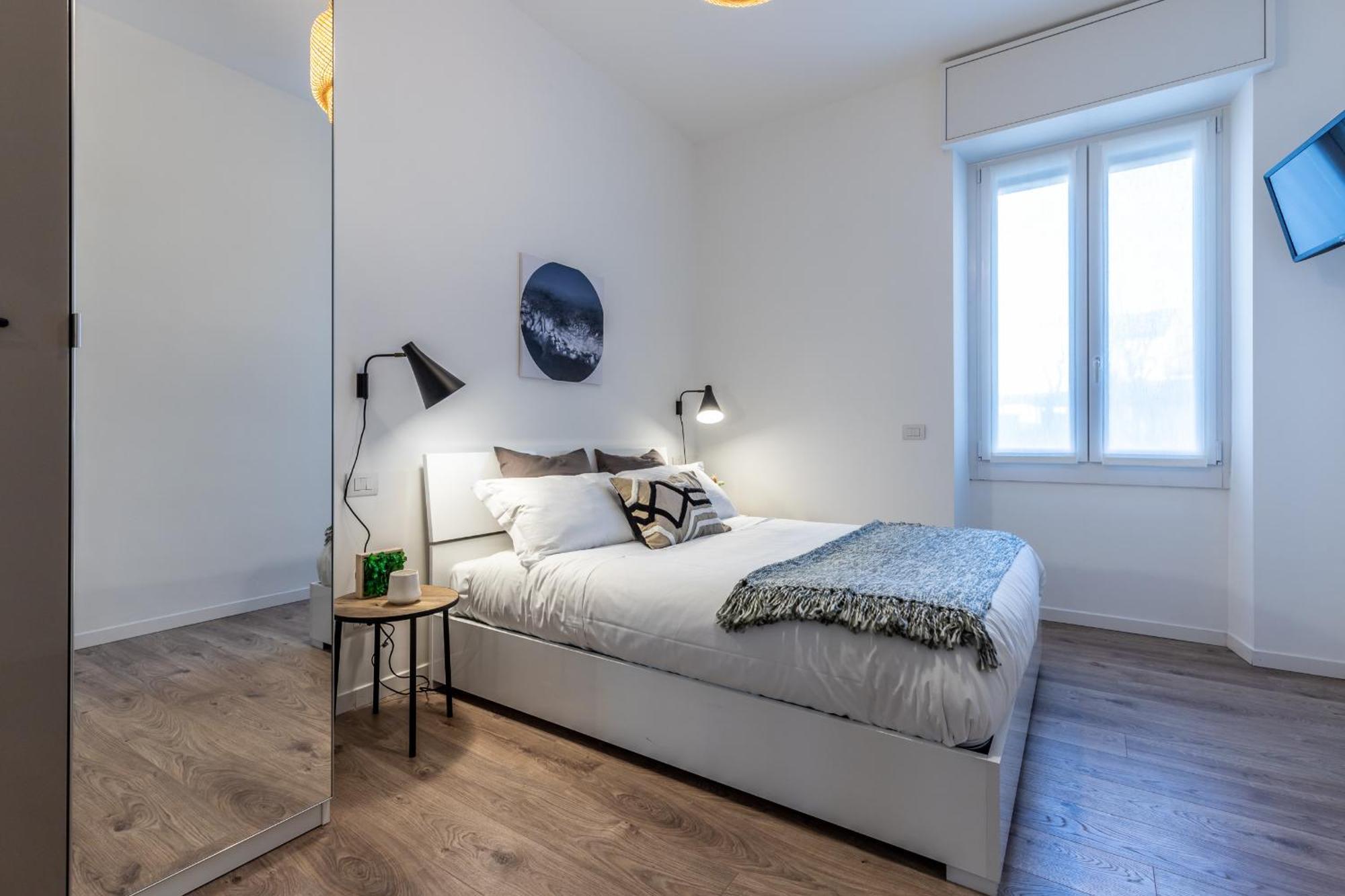 Stayeasy Quadronno33 - 3 Bedrooms, 2 Baths - Duomo Walking Distance Apartment Milan