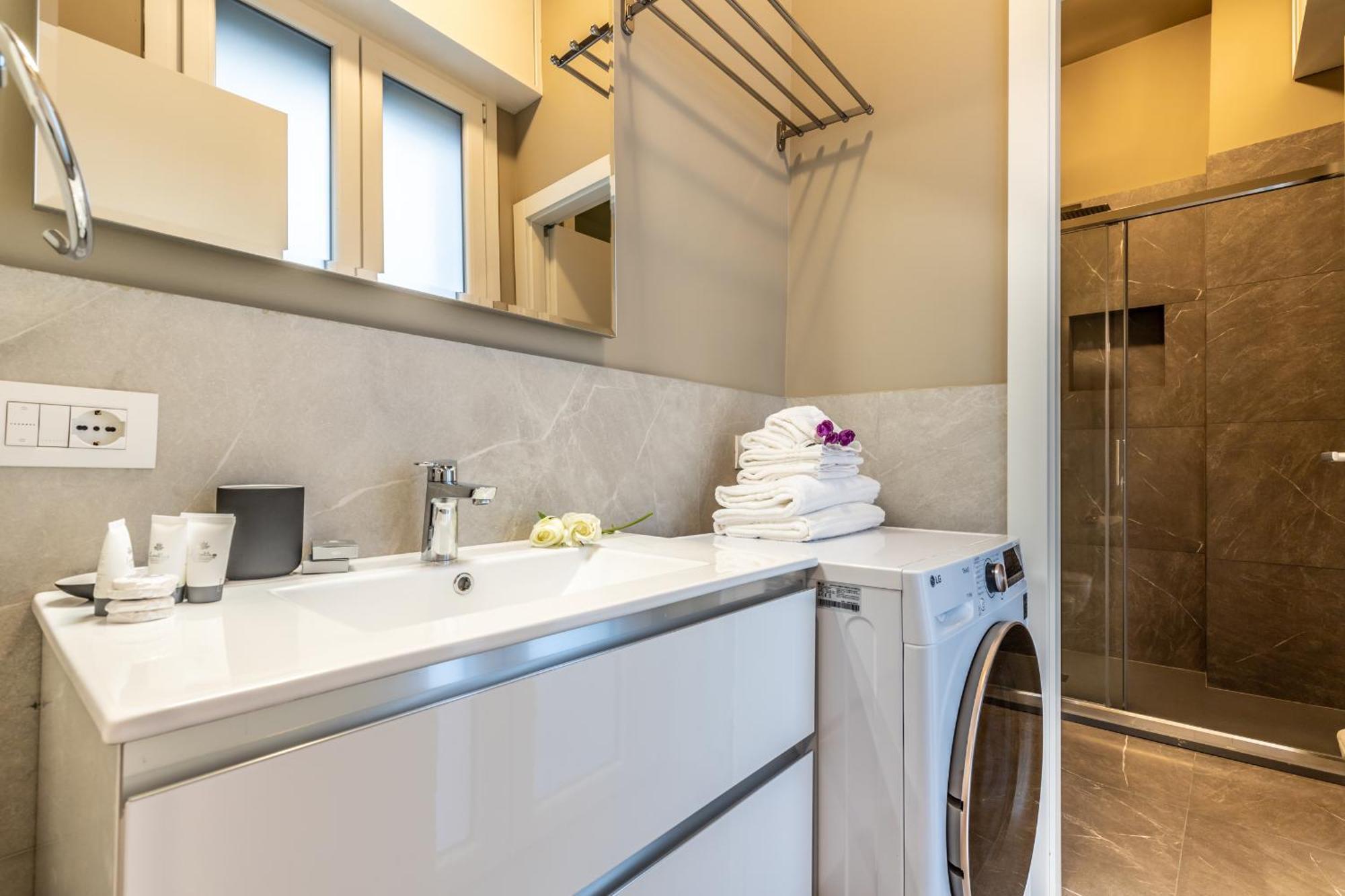 Apartment Stayeasy Quadronno33 - 3 Bedrooms, 2 Baths - Duomo Walking Distance Milan