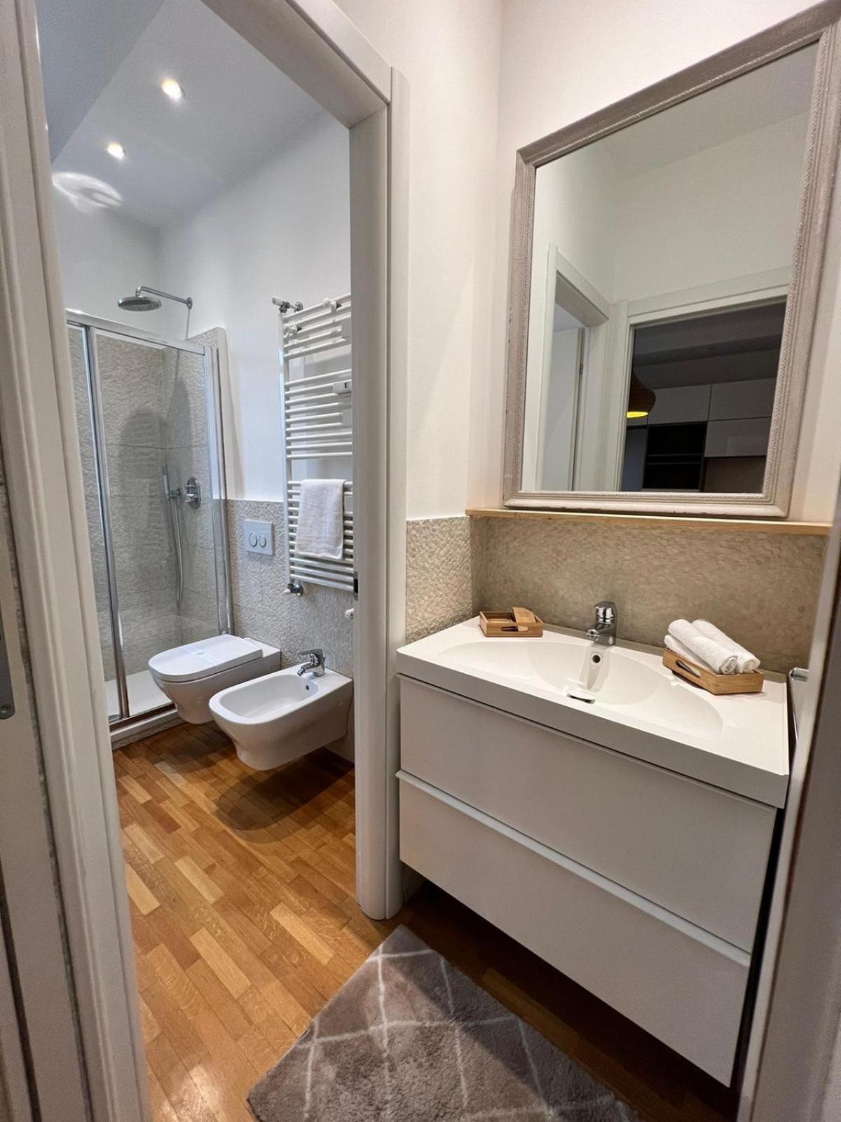 Da Vinci - With Balcony In Design District - Tortona Area Apartment Milan