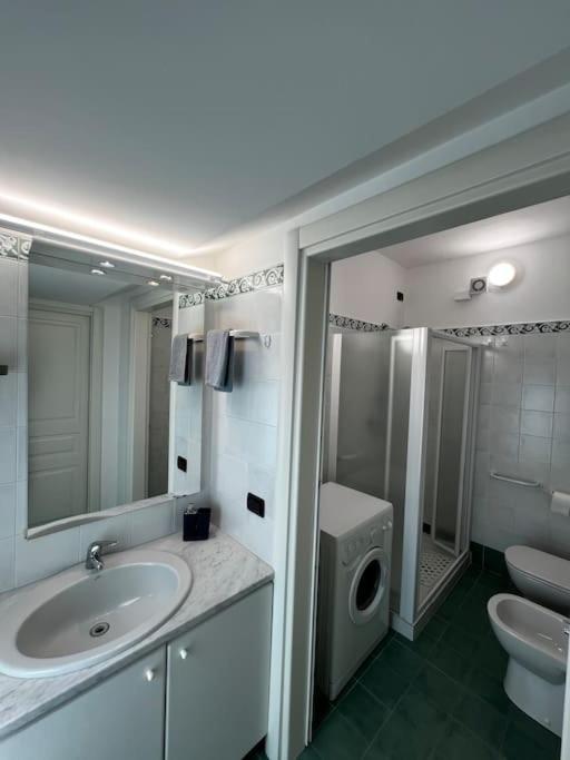 Moderno E Luminoso Con Terrazzo, M2 Malpensa Train Apartment