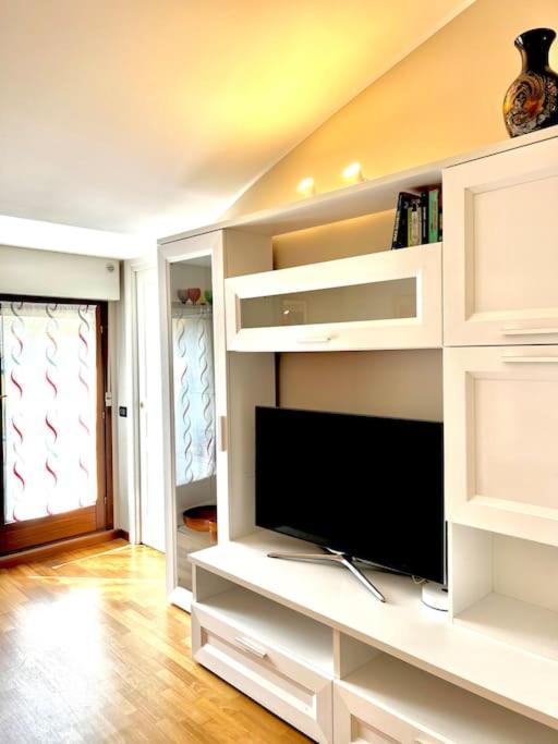 Moderno E Luminoso Con Terrazzo, M2 Malpensa Train Apartment *
