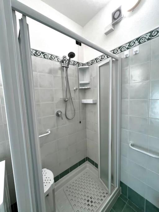Moderno E Luminoso Con Terrazzo, M2 Malpensa Train Apartment Milan