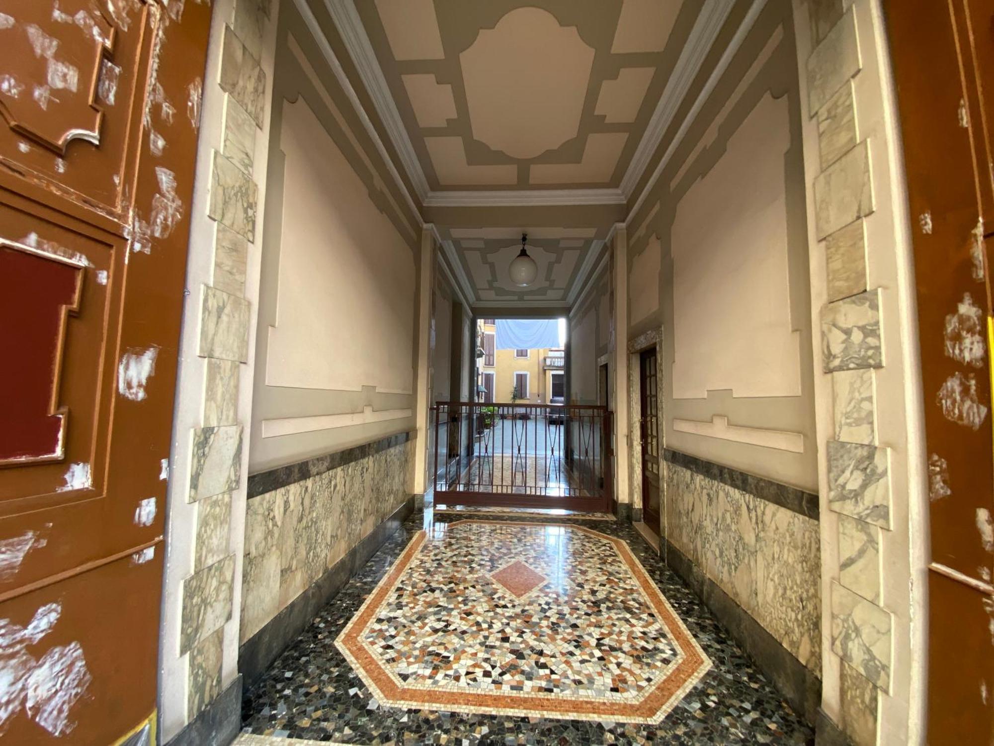 Elegance - - Via Spartaco Milan