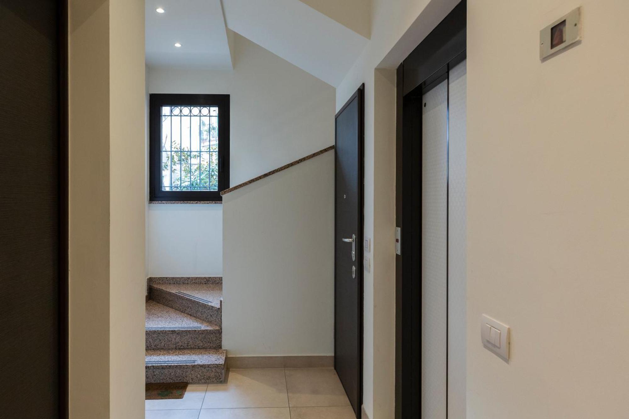 Apartment Bright Attic M4 - 2 Bedrooms Milan