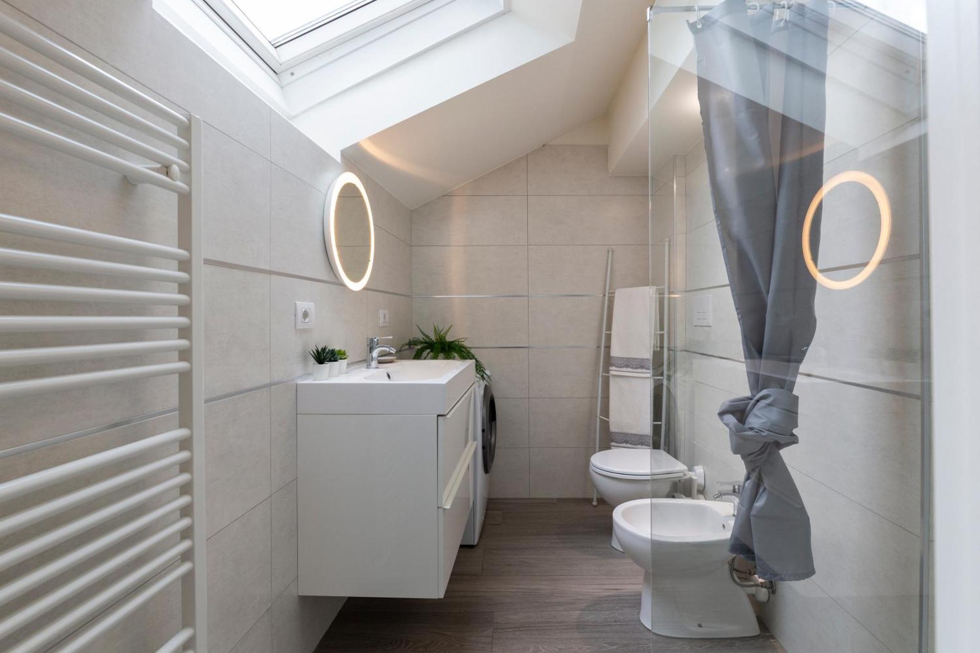 Bright Attic M4 - 2 Bedrooms