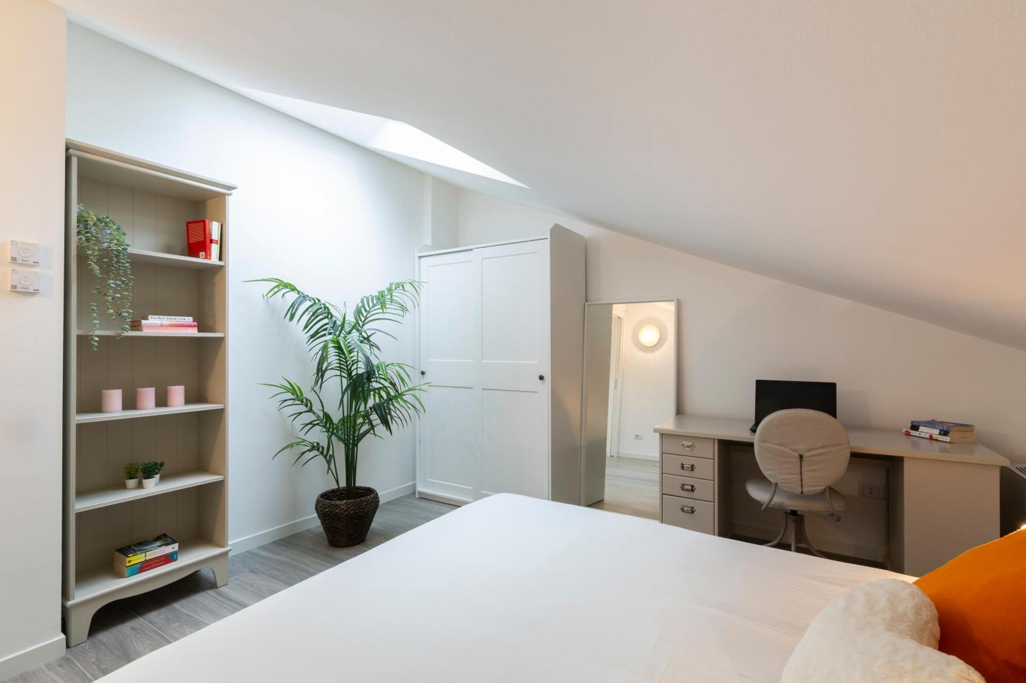 Bright Attic M4 - 2 Bedrooms Apartment