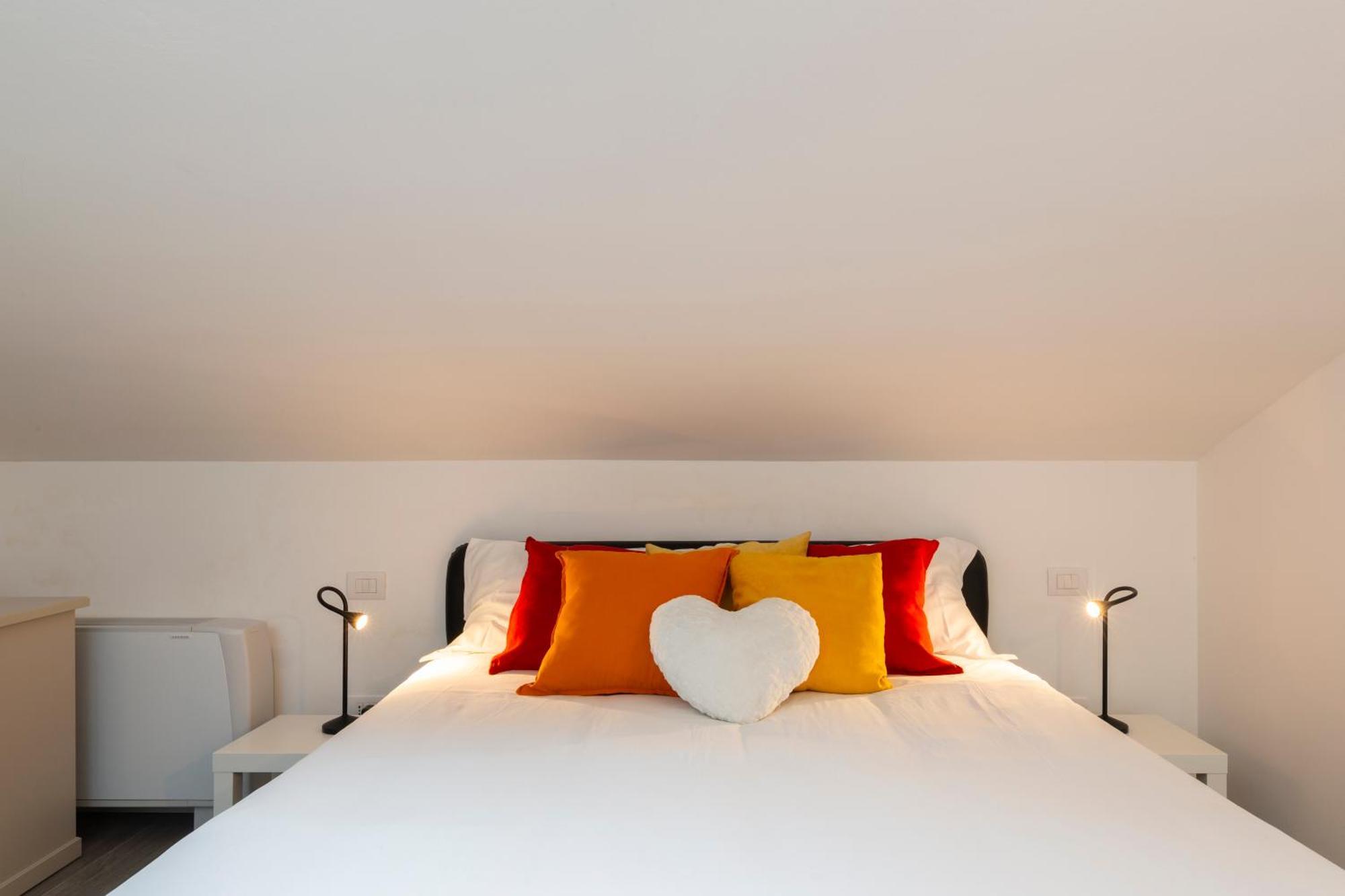 Apartment Bright Attic M4 - 2 Bedrooms Milan