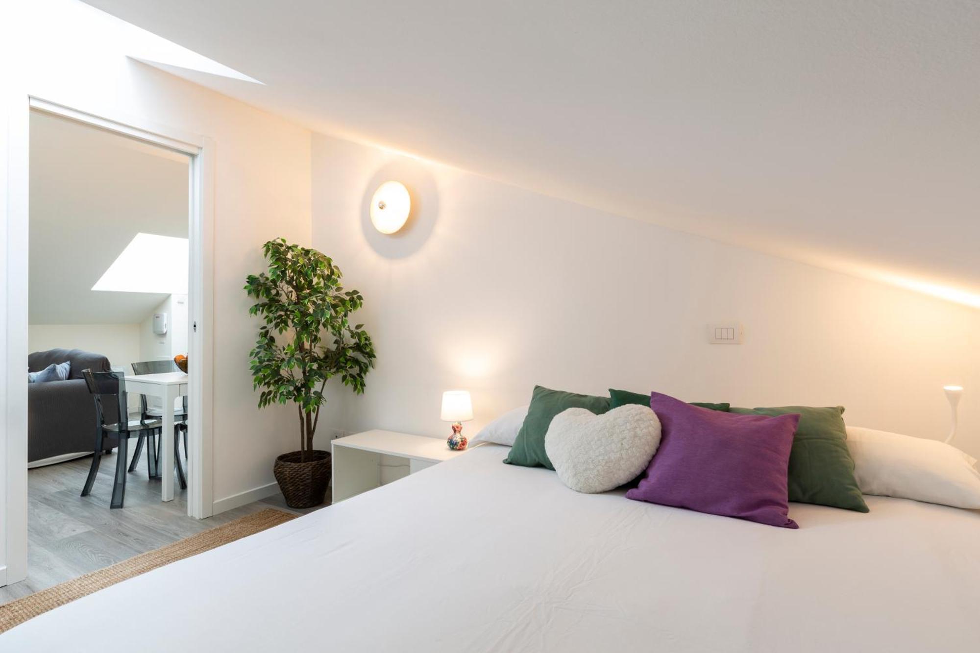 Bright Attic M4 - 2 Bedrooms