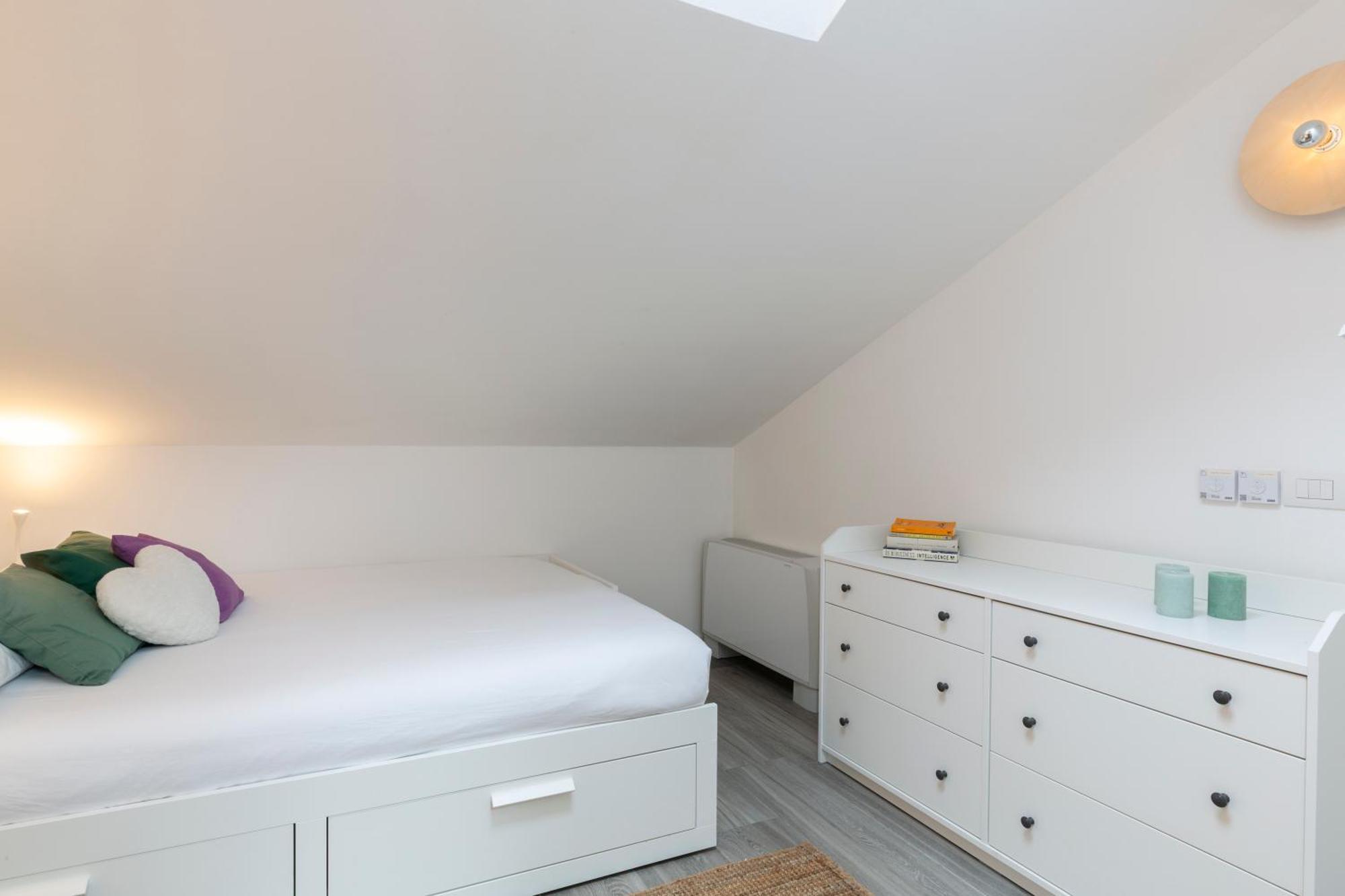 Bright Attic M4 - 2 Bedrooms Apartment *