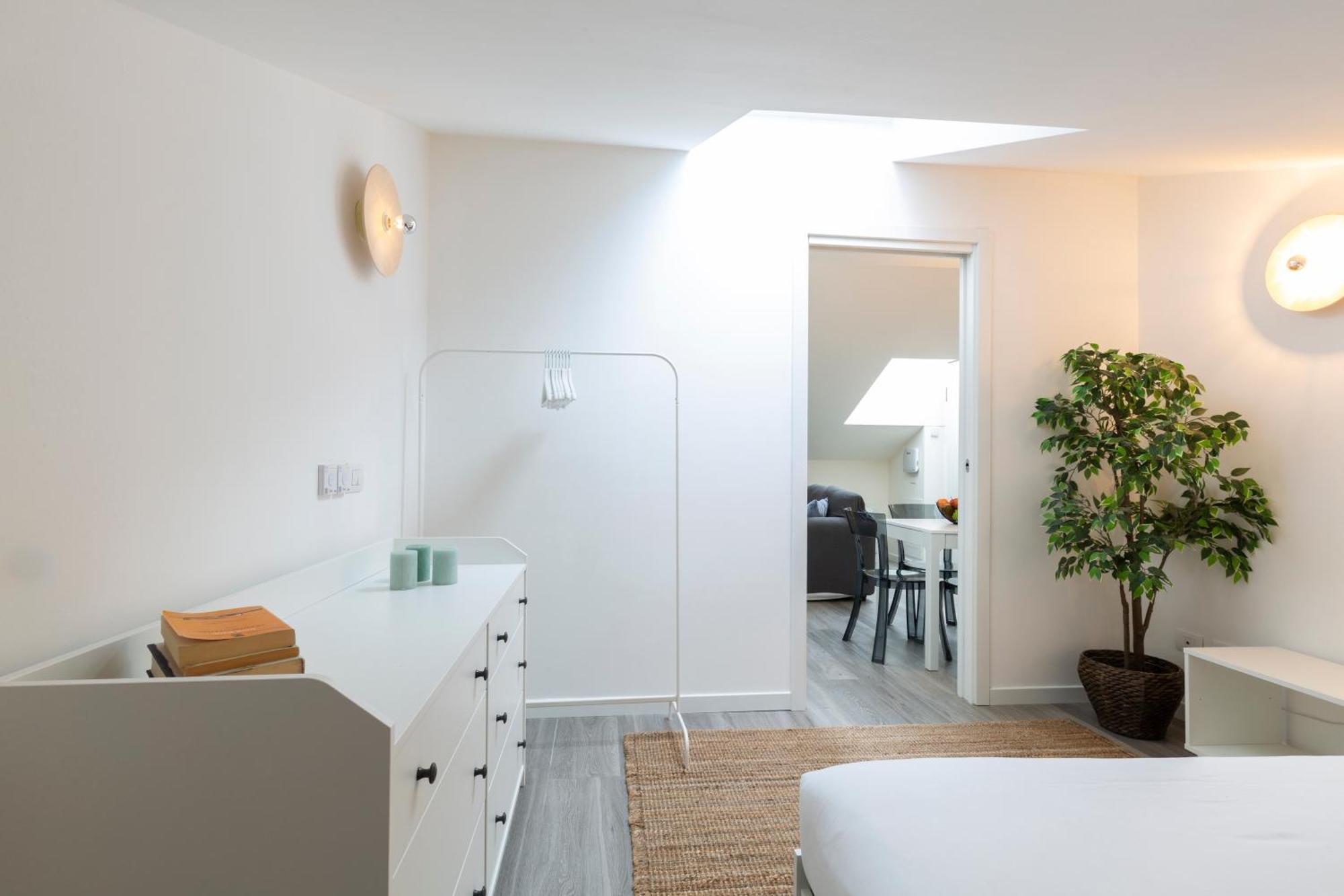 Bright Attic M4 - 2 Bedrooms Apartment