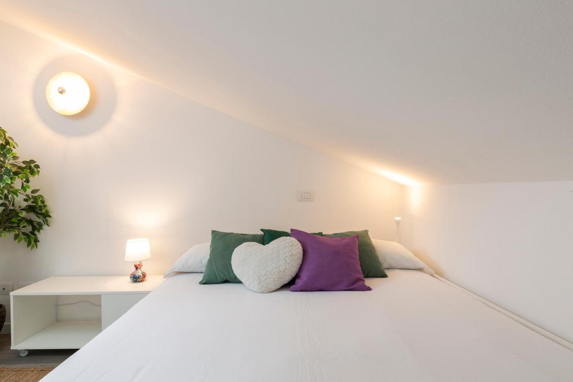 Bright Attic M4 - 2 Bedrooms