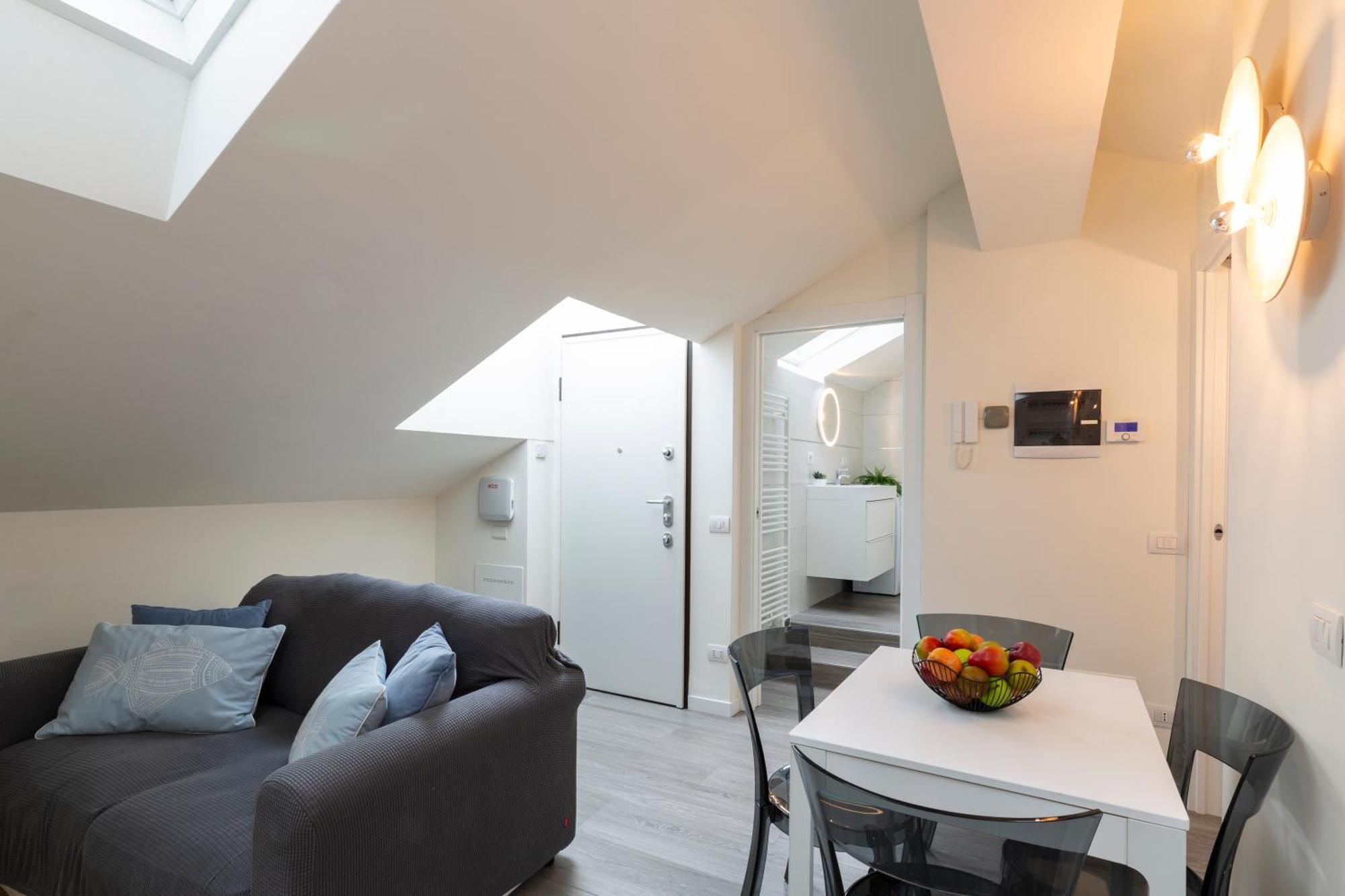 Bright Attic M4 - 2 Bedrooms *