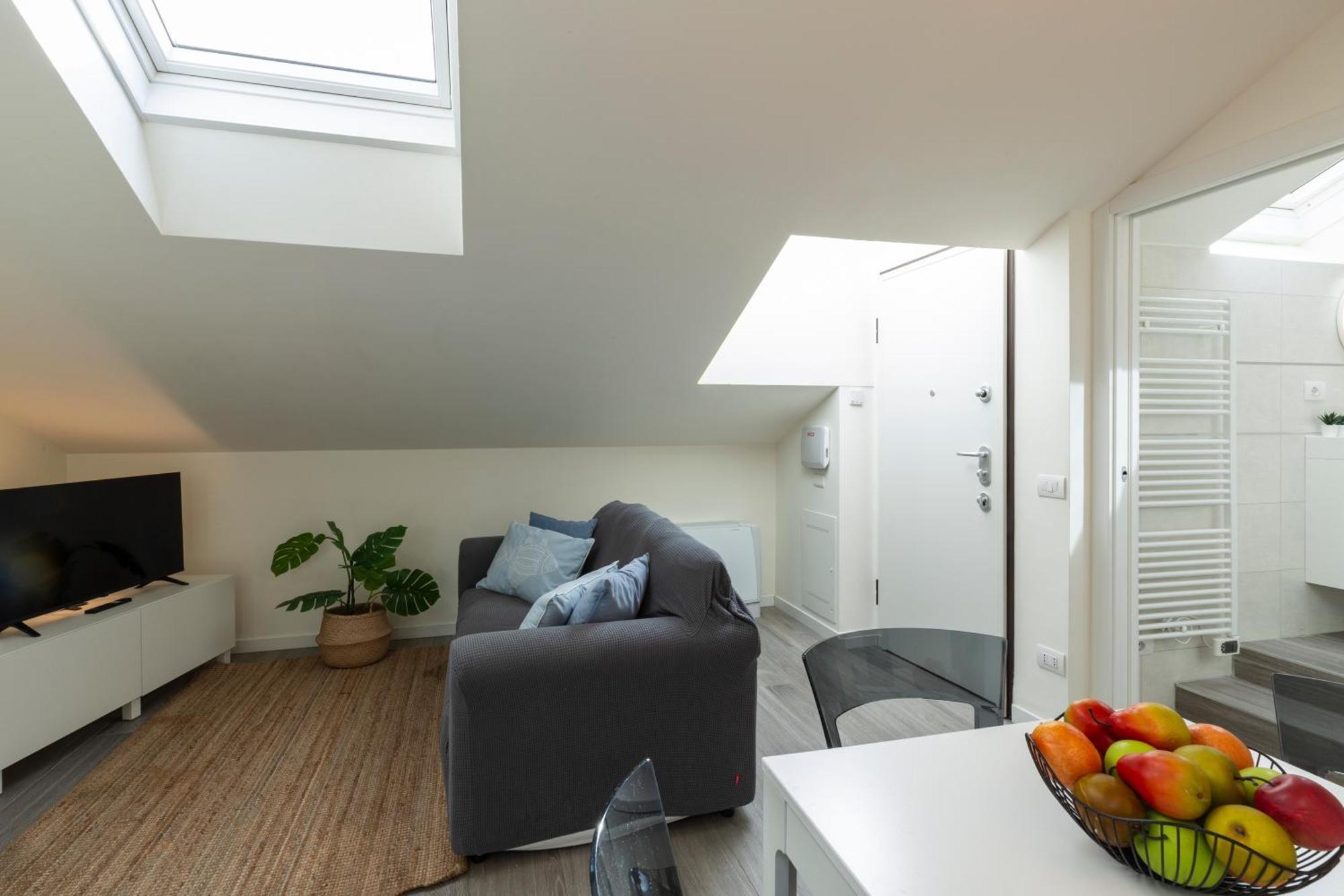 Apartment Bright Attic M4 - 2 Bedrooms Milan