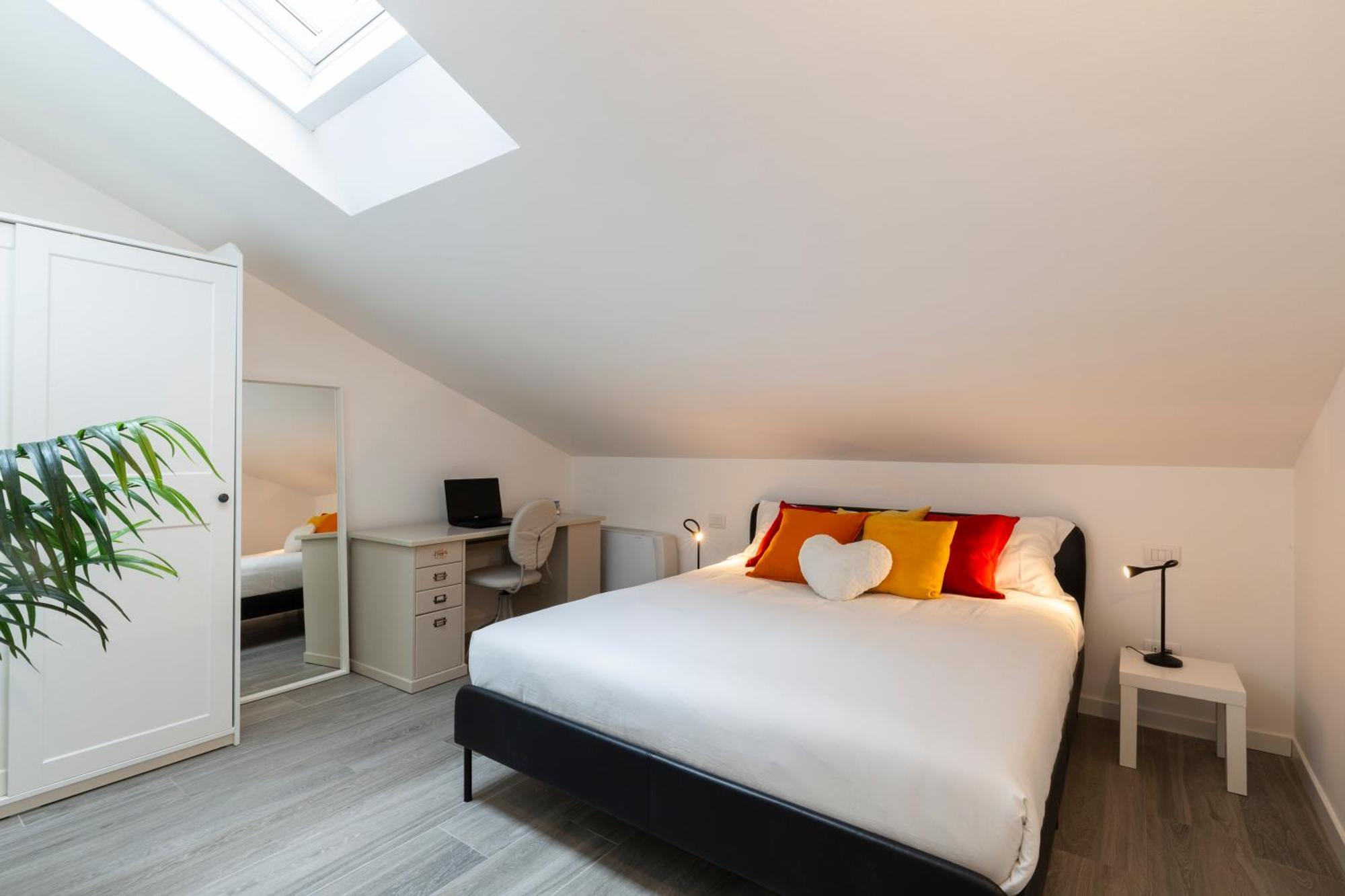 Bright Attic M4 - 2 Bedrooms