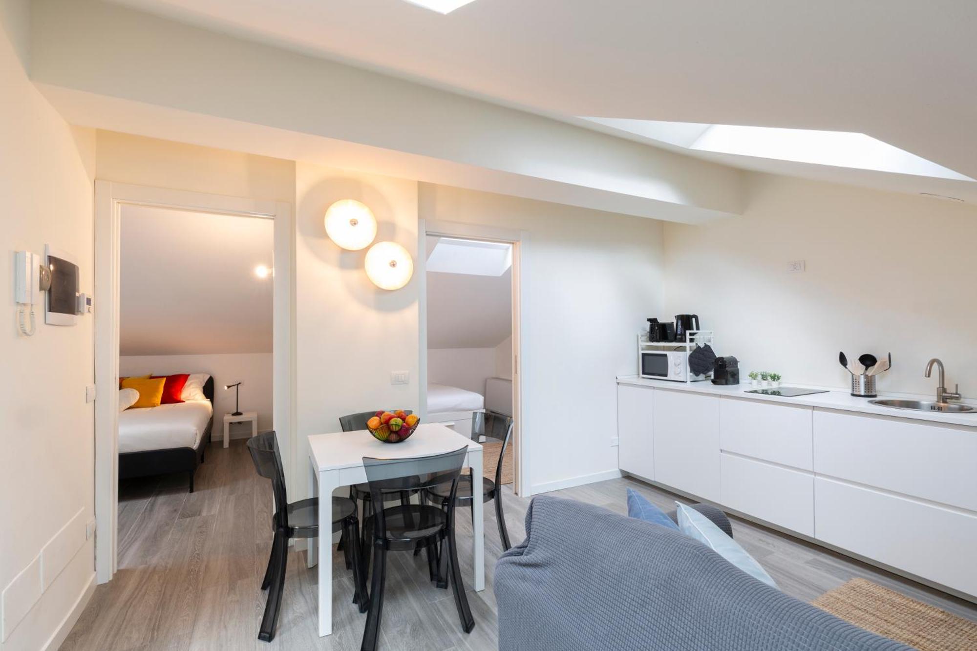 Bright Attic M4 - 2 Bedrooms Apartment Milan
