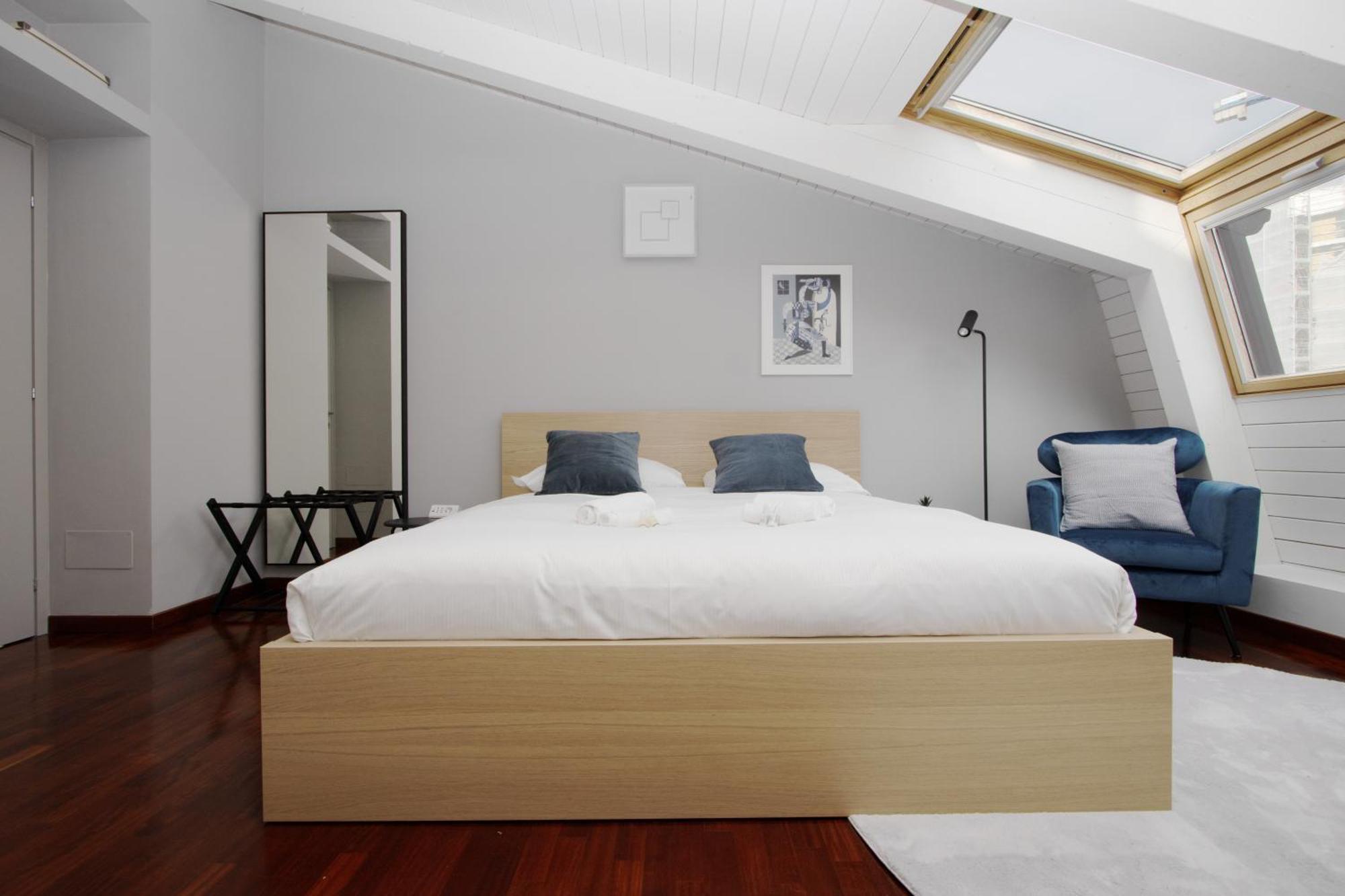 Appartamento Penthouse With Patio & 2 Baths, 10 Min To Duomo *