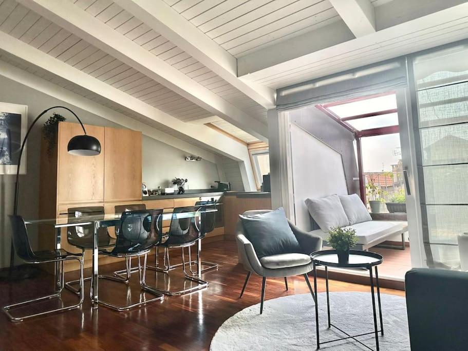 Penthouse With Patio & 2 Baths, 10 Min To Duomo Appartamento Milano