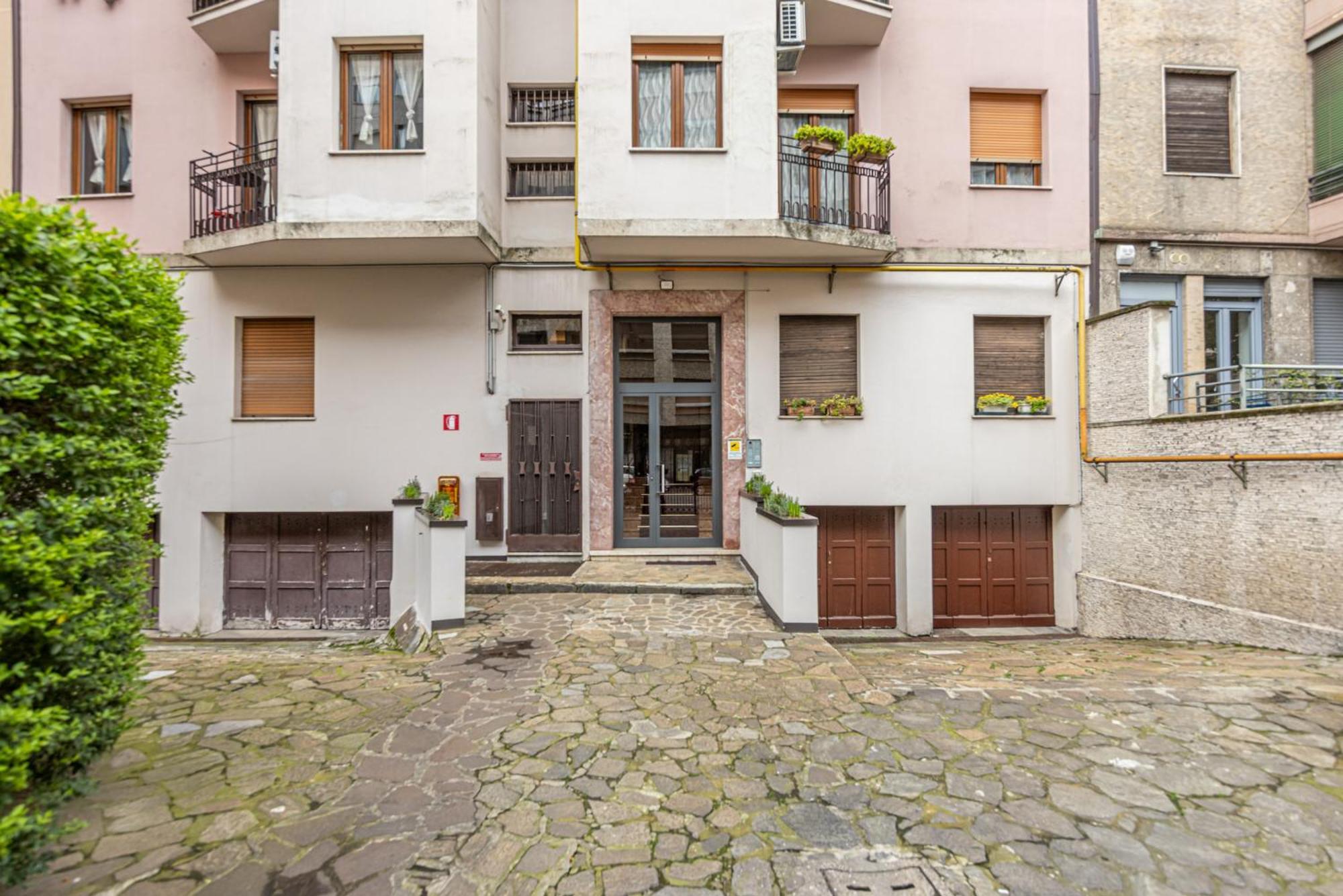 Zuretti Modern Comfort Near Station Apartment