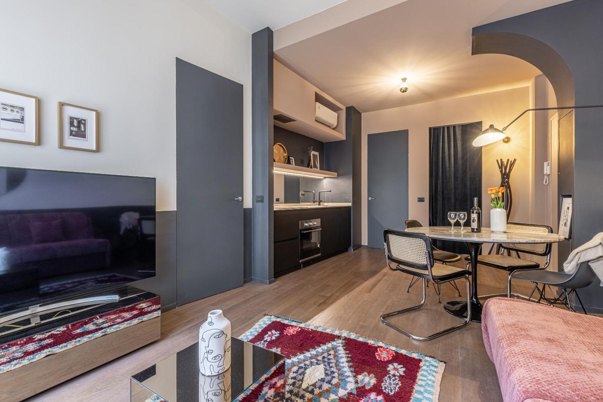 Zuretti Modern Comfort Near Station Apartment