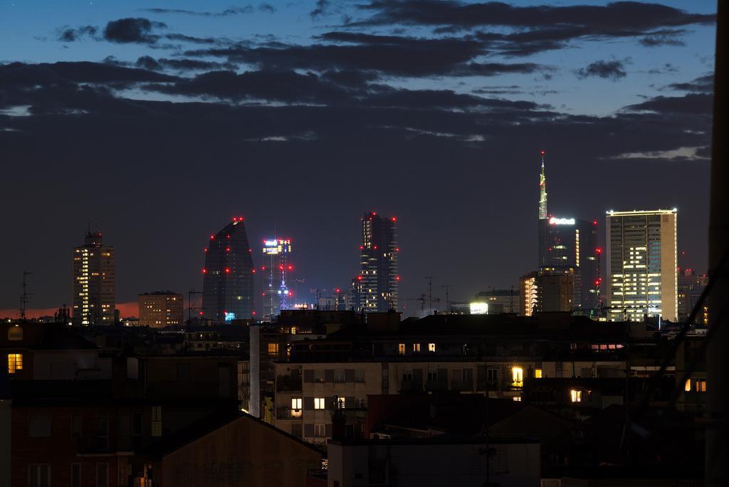 Skyline In Citta Studi A 1 Minuto Dal Metro Con Terrazzo Wi-fi E Netflix