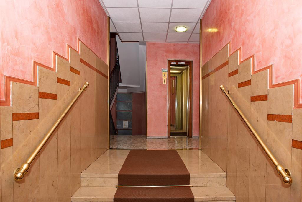Skyline In Citta Studi A 1 Minuto Dal Metro Con Terrazzo Wi-fi E Netflix Apartment