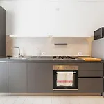 Roomy Apartment Close To Subway M5!