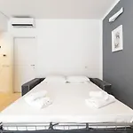 Roomy Apartment Close To Subway M5!