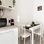 Piazza Tripoli Bright Apartment