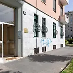 The Wall - Top Floor Apartment