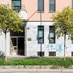 The Wall - Top Floor Apartment