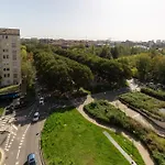 The Wall - Top Floor Apartment