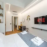 Central Modern 3-Room Flat - Near Metro & Park