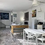 Artistic And Spacious Loft - 3 Min From The Metro