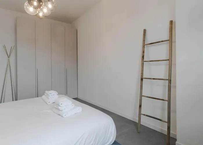 Apt24 - Modern Apartment With Balcony