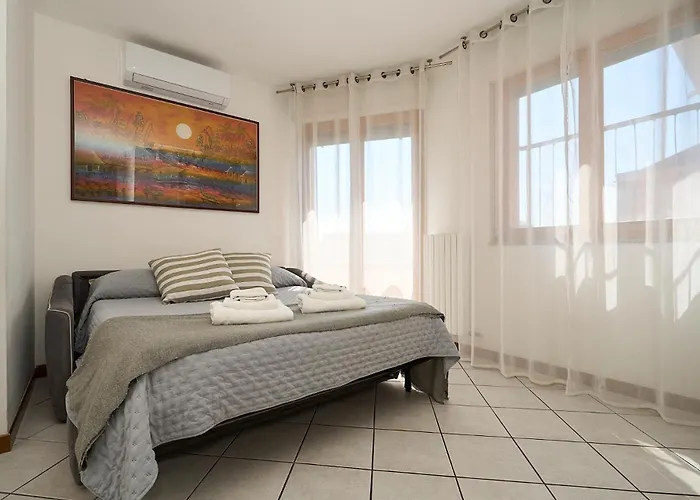 -Luminosa 5 Stars With Balcony- Wifi Netflix 15 Minutes From Duomo