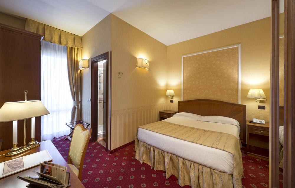 Lancaster Hotel