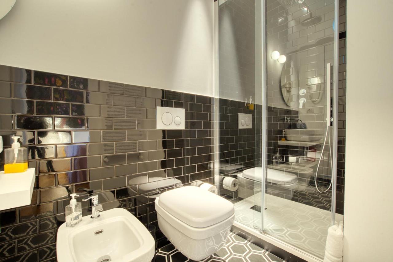 Guest house Dimora Claudia - Elegante Matrimoniale Con Bagno, Private Rooms, Self Check In, No Reception *