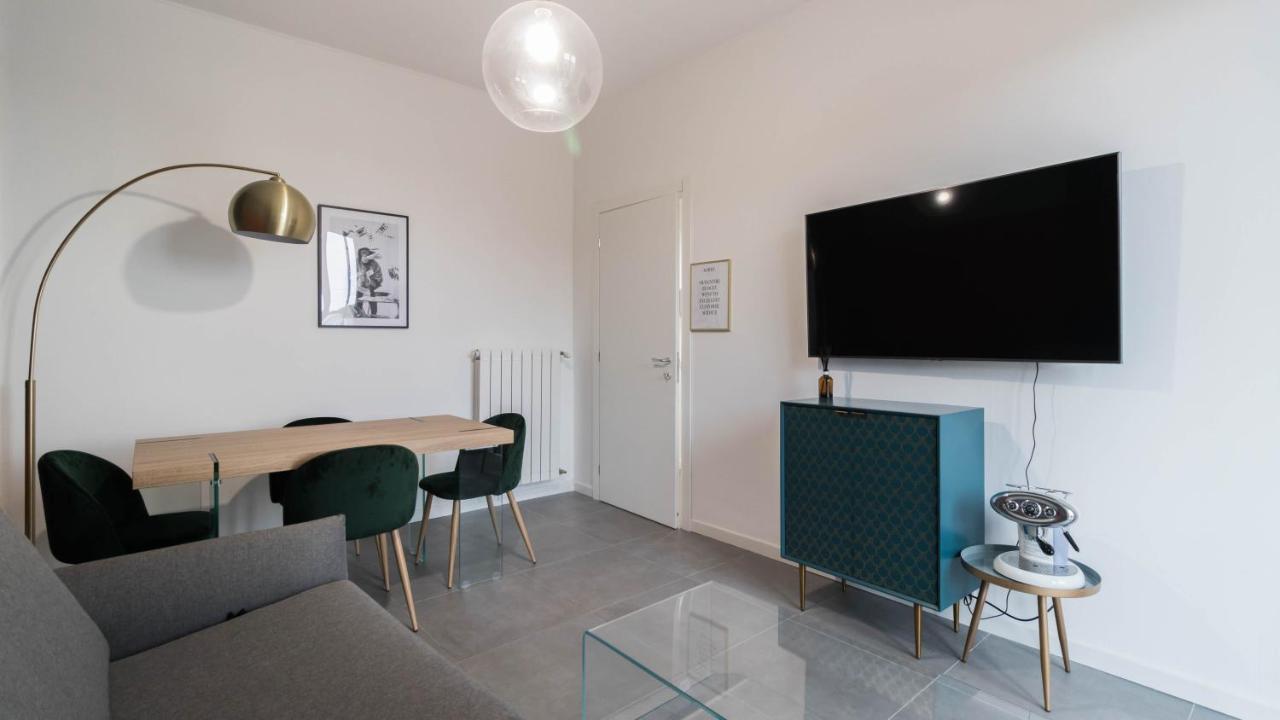 Apt24 - Modern With Balcony * Milão