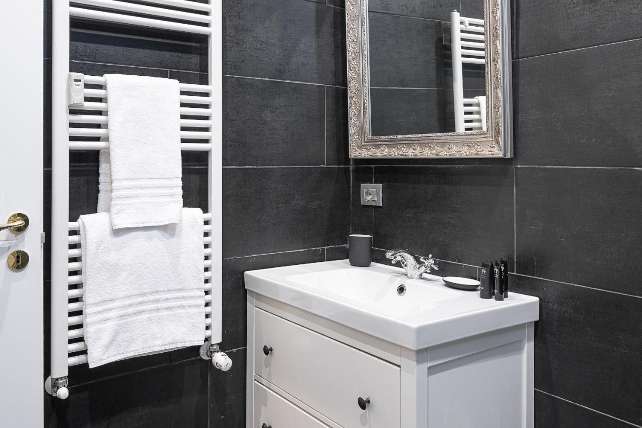 Large Design In The City Center Apartment