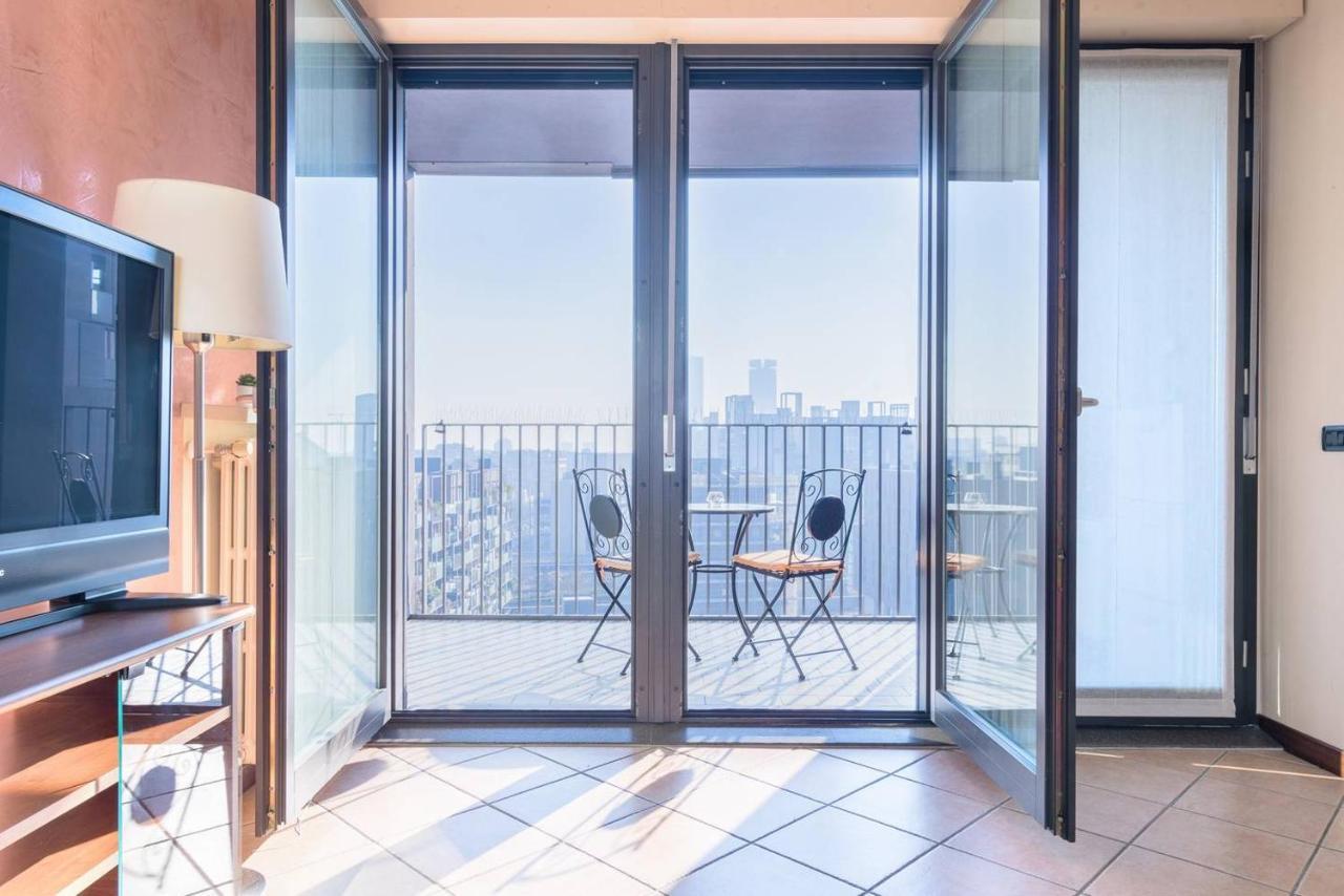 Fiera Milanocity View With Terrace Next To Shopping Mall Apartment