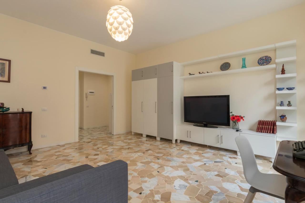 Joivy Modern 2bed Flat With Balcony, 250m From M5 Foppa And M2 Sant'agostino Milano